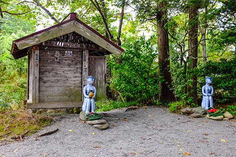 Đền Kappa phía sau chùa Jouken, gần hồ Kappa-buchi.